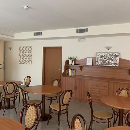 Hotel Tiffany Rimini Bagian luar foto