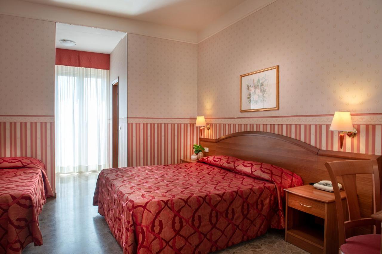 Hotel Tiffany Rimini Bagian luar foto