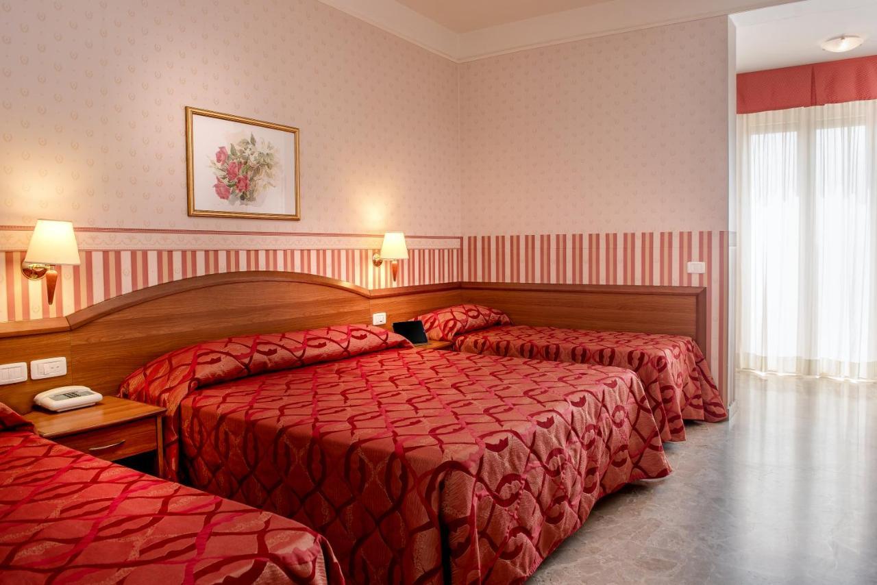Hotel Tiffany Rimini Bagian luar foto