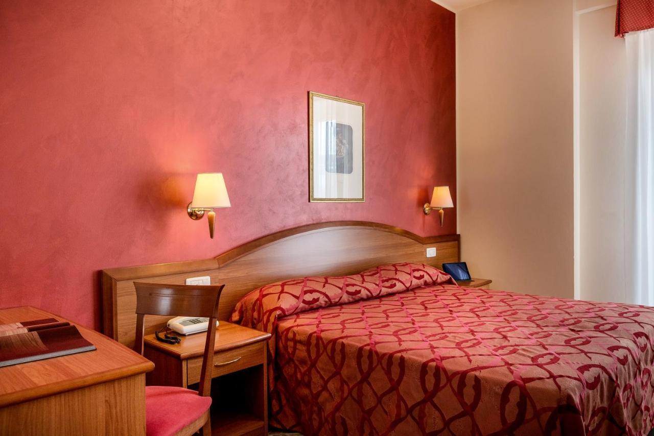 Hotel Tiffany Rimini Bagian luar foto