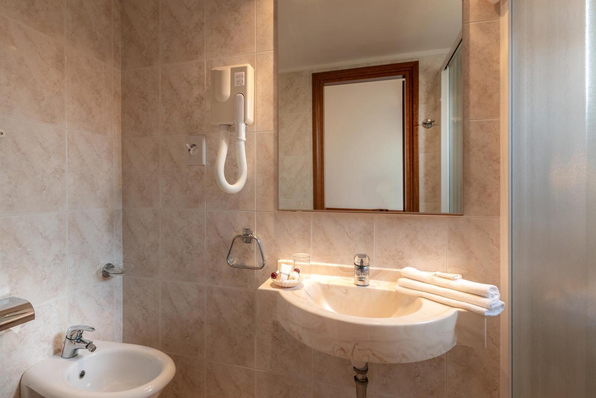 Hotel Tiffany Rimini Bagian luar foto