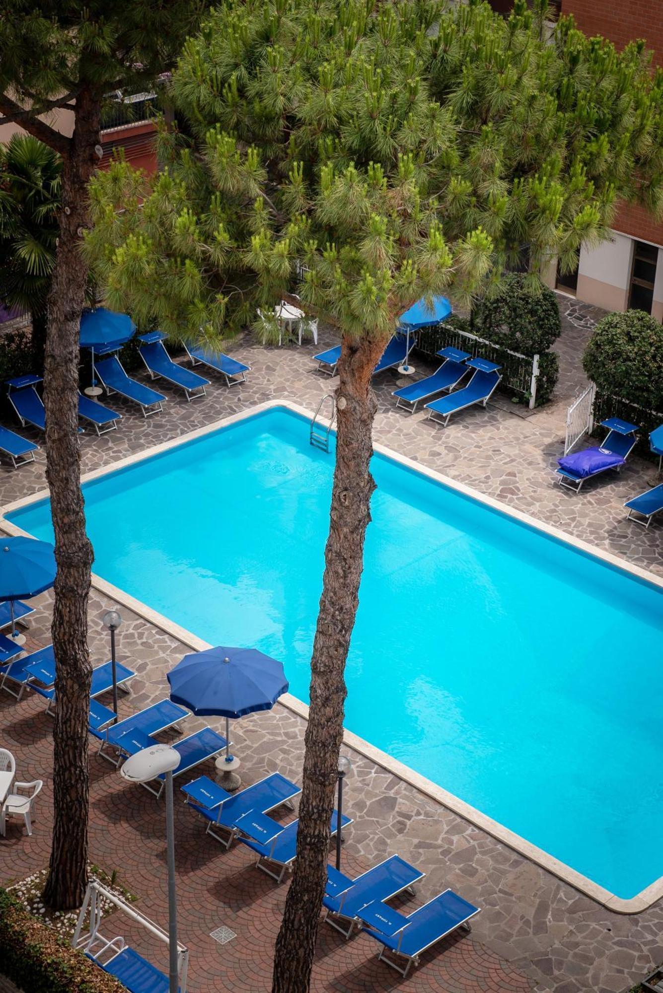Hotel Tiffany Rimini Bagian luar foto
