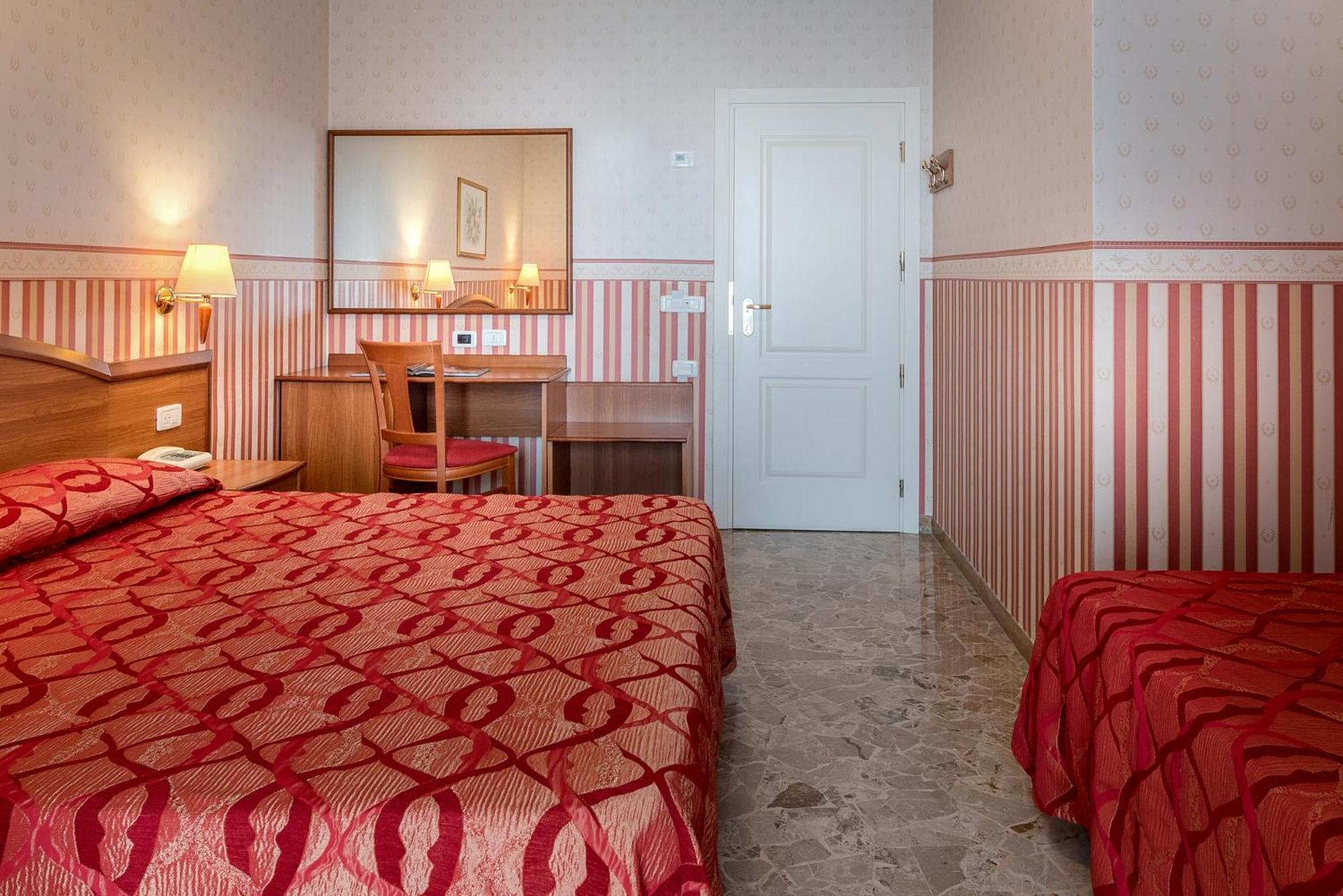 Hotel Tiffany Rimini Bagian luar foto