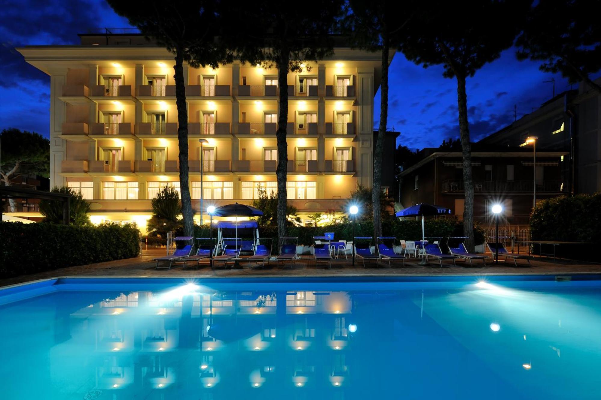 Hotel Tiffany Rimini Bagian luar foto