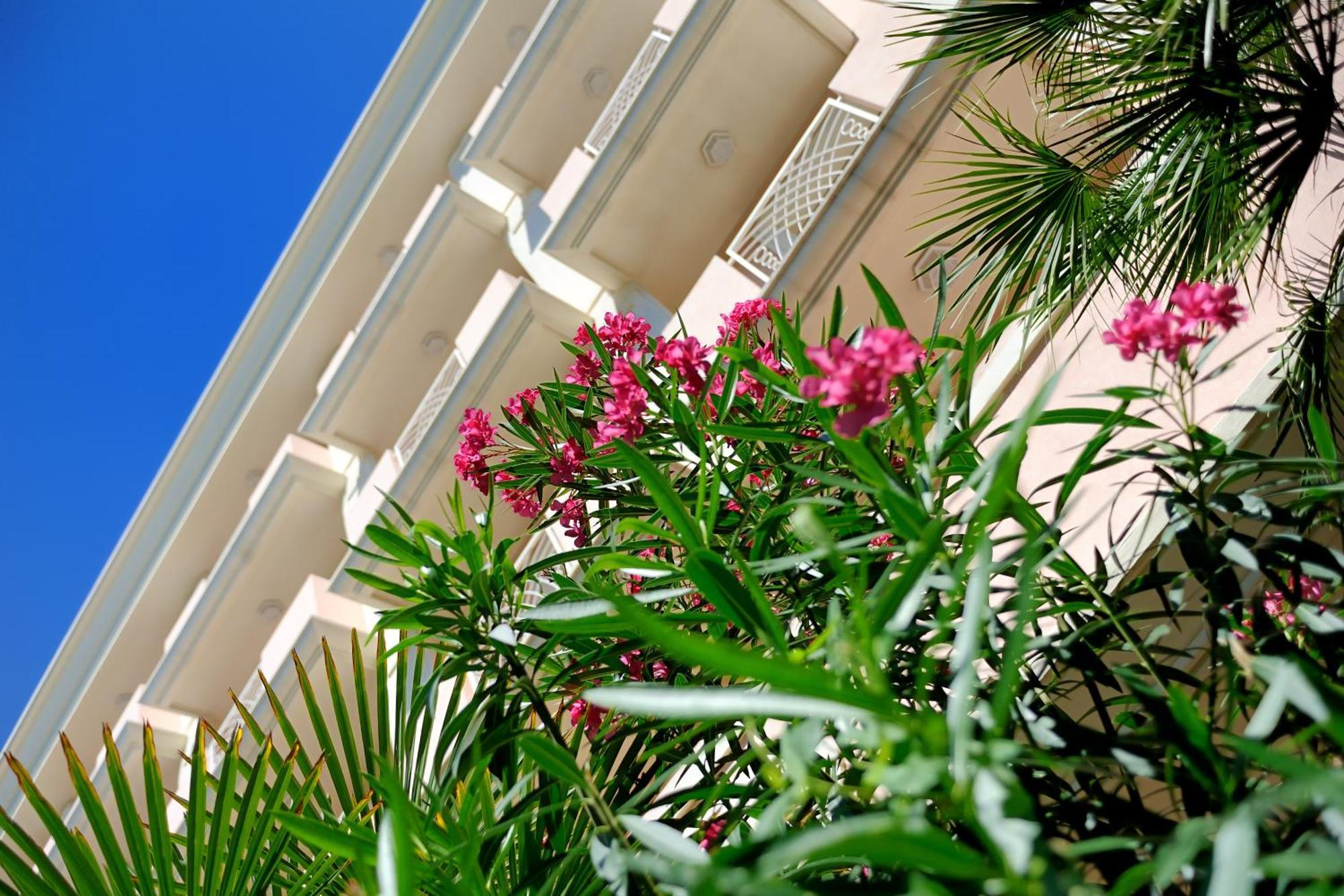 Hotel Tiffany Rimini Bagian luar foto