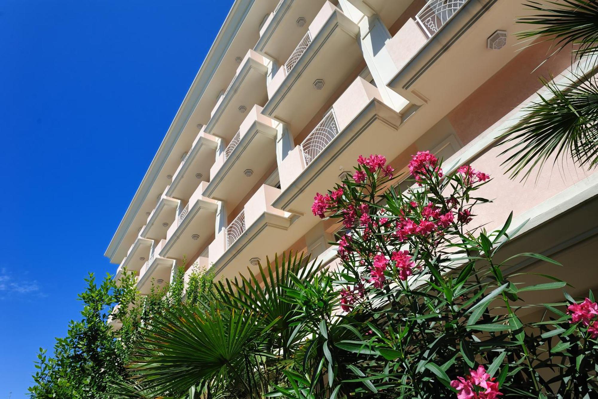 Hotel Tiffany Rimini Bagian luar foto