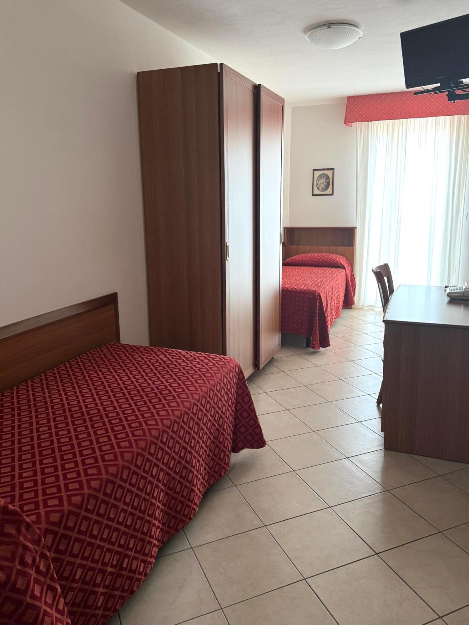 Hotel Tiffany Rimini Bagian luar foto