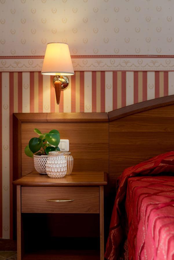 Hotel Tiffany Rimini Bagian luar foto
