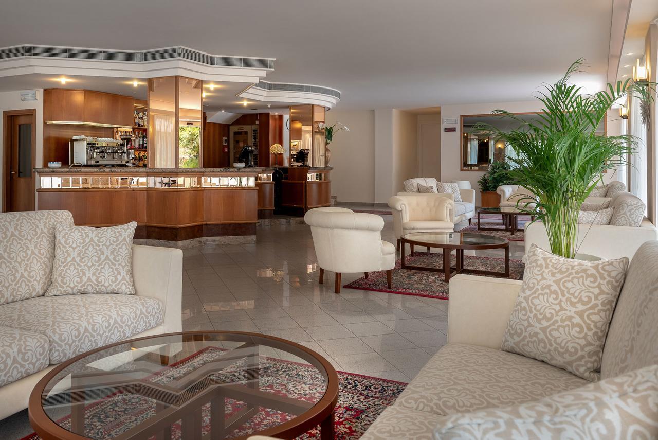 Hotel Tiffany Rimini Bagian luar foto