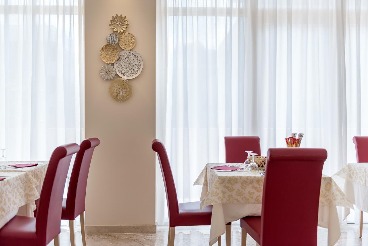 Hotel Tiffany Rimini Bagian luar foto