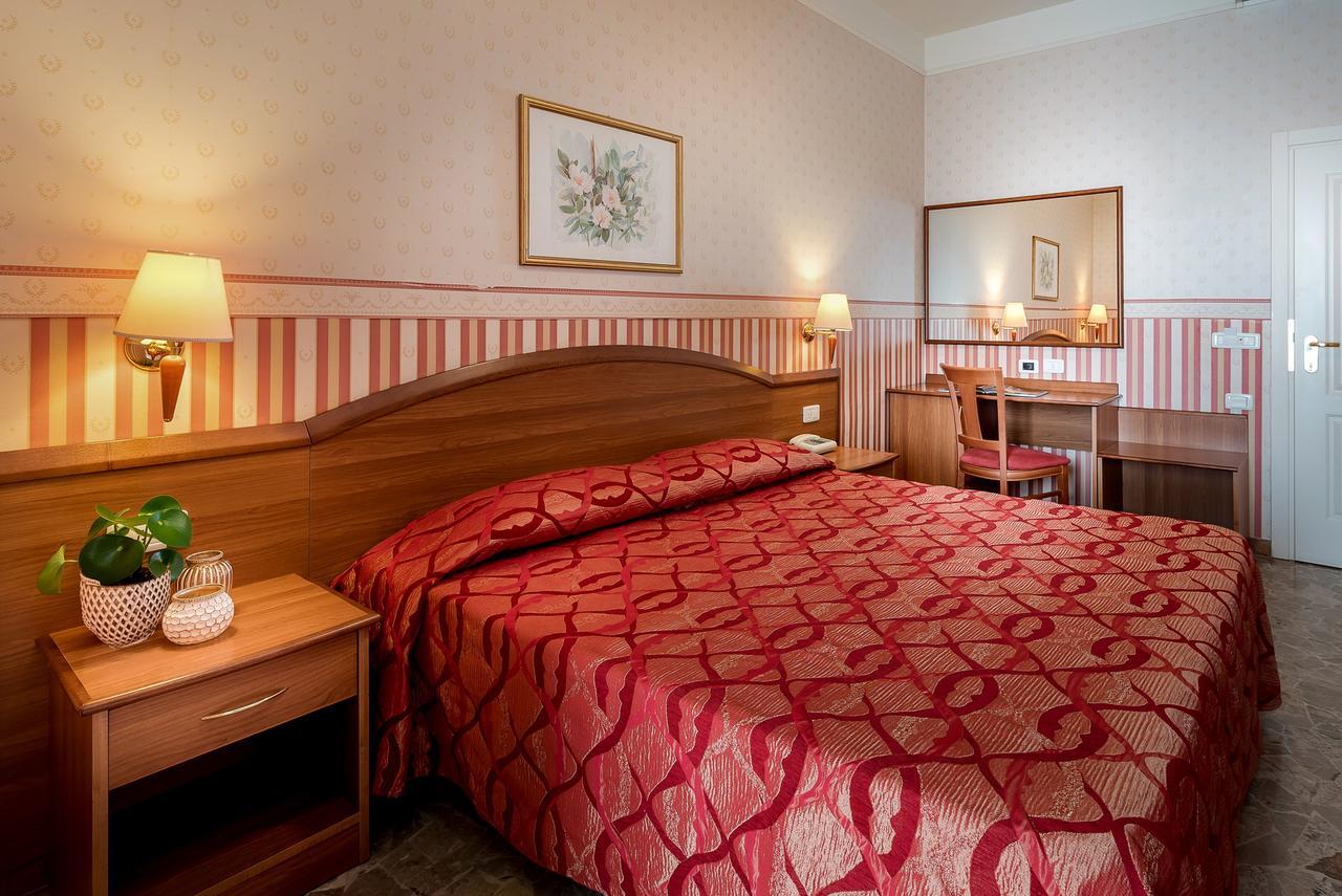Hotel Tiffany Rimini Bagian luar foto