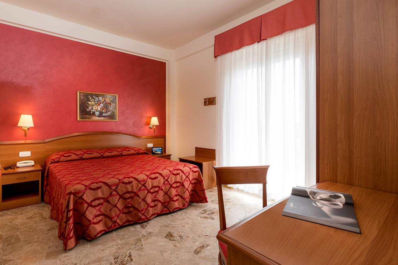 Hotel Tiffany Rimini Bagian luar foto